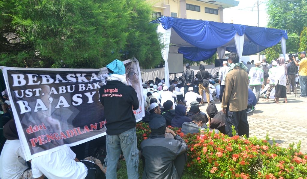 Ratusan pendukung Abu Bakar Baasyir hadir dalam sidang PK di PN Cilacap, 12 Januari 2016. (Foto: Ridlo S Balasie/Purwokertokita.com)