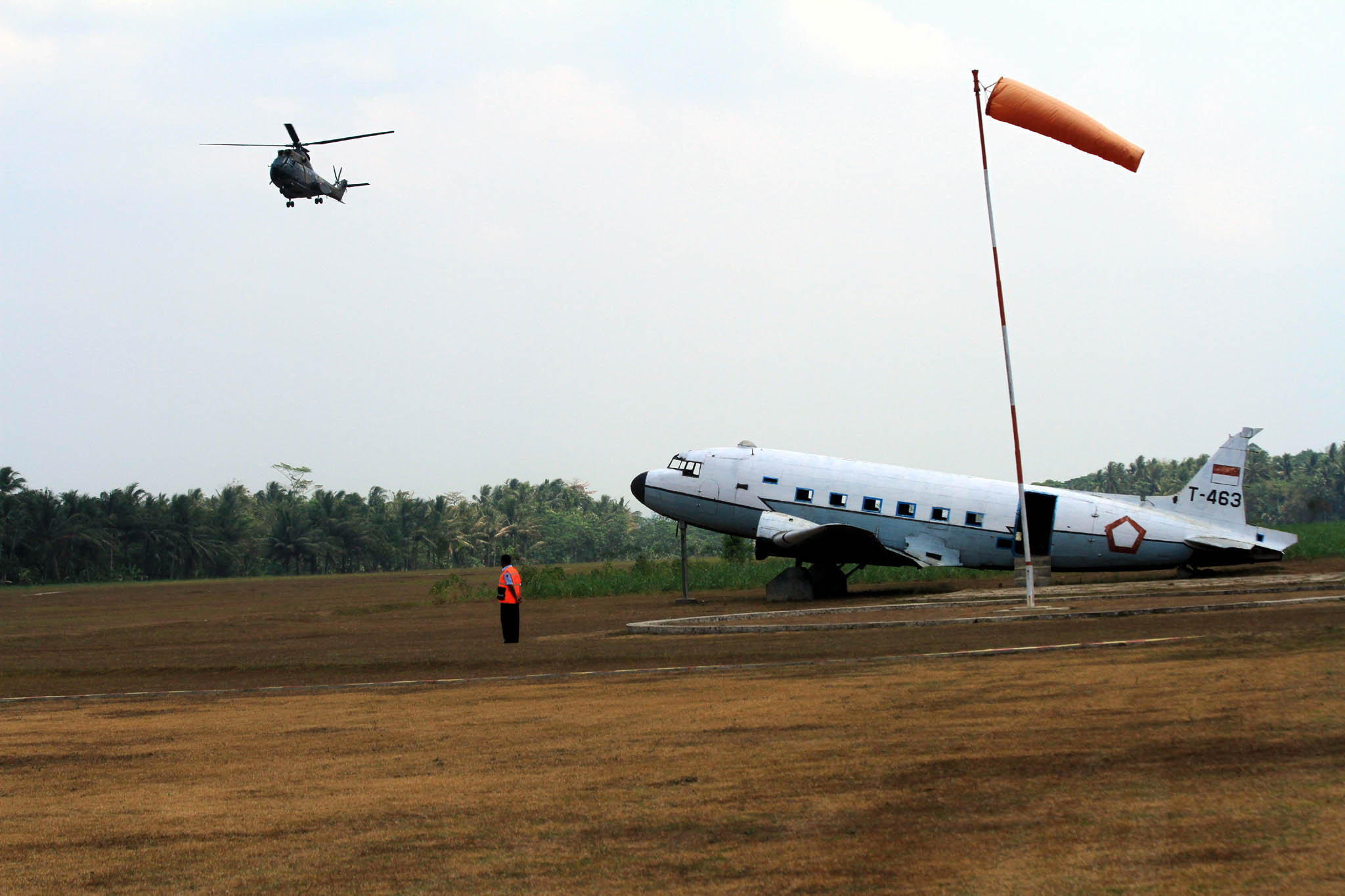 Satu helikopter akan melakukan pendaratan di bandara Wirasaba Purbalingga, beberapa waktu lalu. Rencananya, saat ini bandara milik TNI AU tersebut akan dikembangkan menjadi bandara komersil. (Aris Andrianto/Purwokertokita.com)
