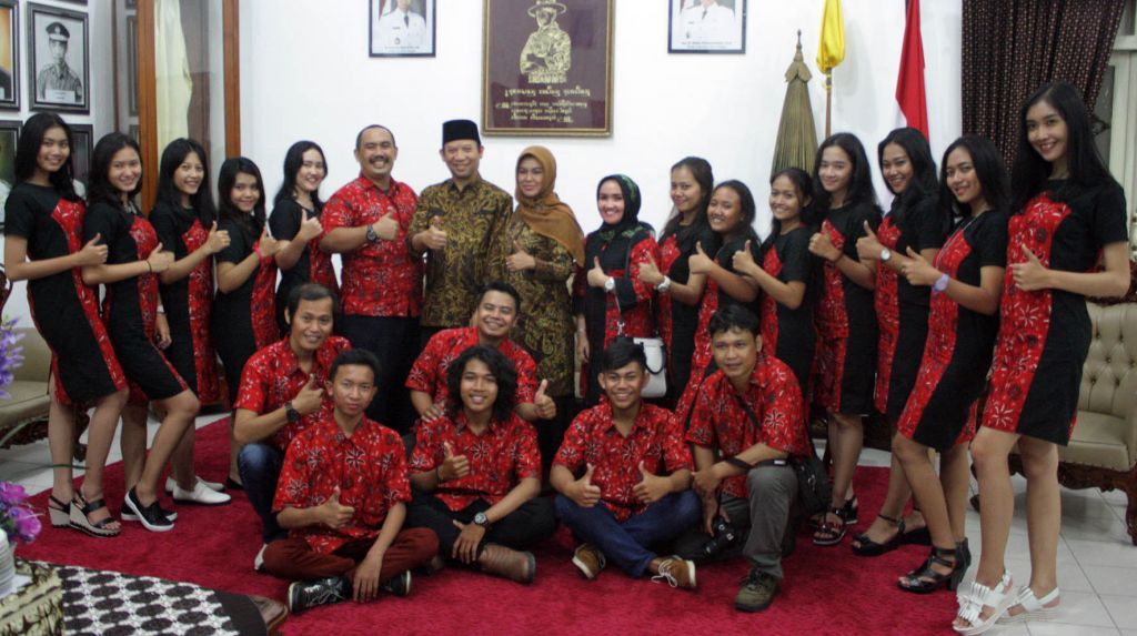 Tim batik Banyumas berpose bersama Bupati Banyumas, Achmad Husein berserta istri saat dilepas di Sasana Jaka Kaiman, komplek Pendapa Si Panji Kabupaten Banyumas, Selasa (16/2) petang. (Purwokertokita.com)