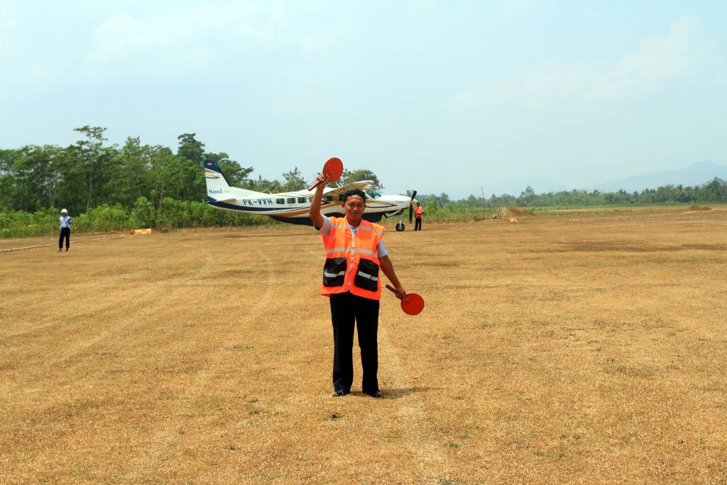 Petugas Bandara Wirasaba sedang mengatur landasan pesawat. TNI AU setuju untuk membangun Bandara Wirasaba menjadi bandara komresial untuk membuka akses bagi 11 kabupaten di wilayah Jawa Tengah bagian selatan. (Aris Andrianto/Purwokertokita.com)