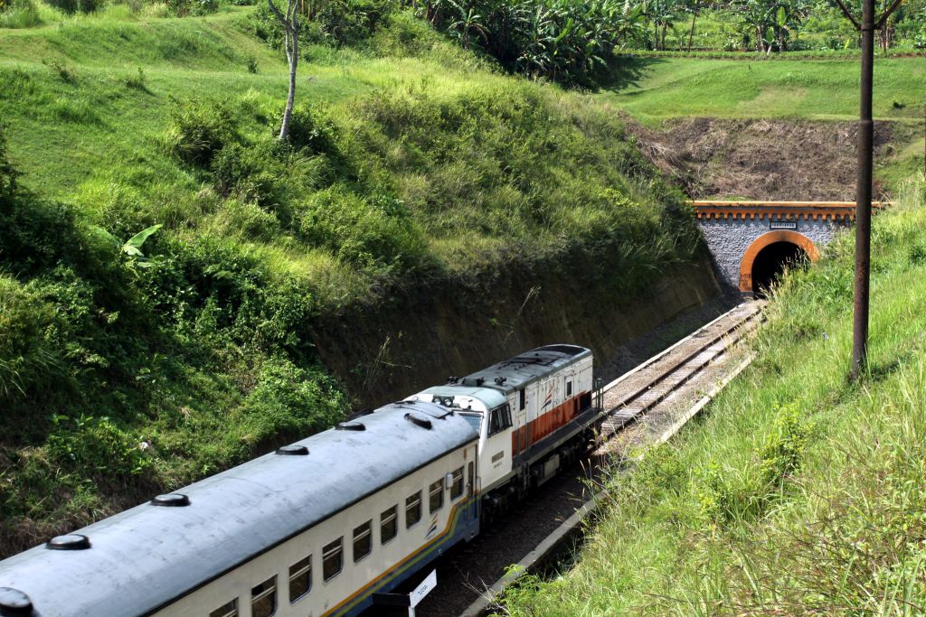 Rangkaian kereta api melintas di terowongan Ijo Desa Bumi Agung, Kecamatan Rowokele, Kebumen. Terowongan yang dibangun Belanda awal tahun 1900, hingga kini masih digunakan untuk perjalanan kereta di lintas selatan. Pembangunan jalur ganda di lintas selatan mengalami keterlambatan karena banyaknya perbukitan dan sungai. (Aris Andrianto/Purwokertokita.com)