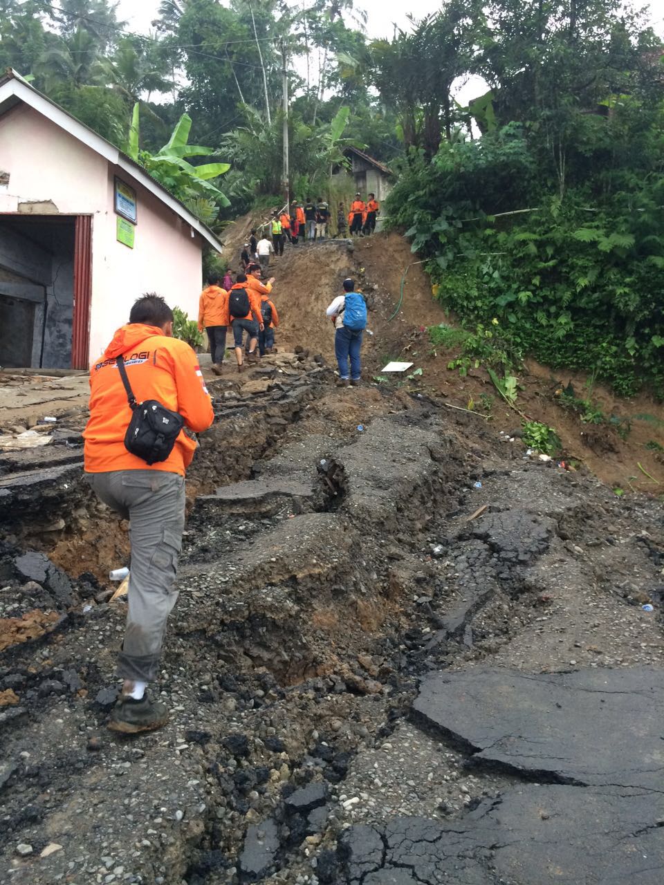 Dosen dan mahasiswa Teknik Geologi Unsoed melakukan survey lapangan untuk meneliti penyebab terjadinya longsor di Desa Clapar Madukara Banjarnegara. Salah satu penyebabnya adalah karena kebun salak. (Alief Einstein untuk Purwokertokita.com)
