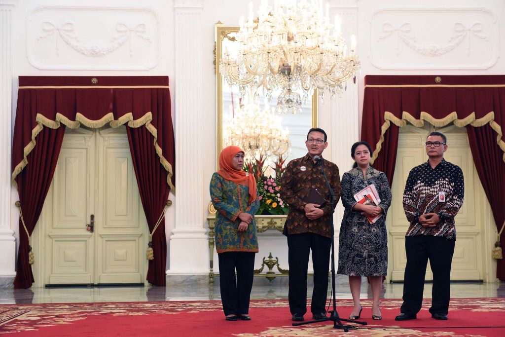 Dirut BPJS memberikan keterangan pers bersama Presiden Joko Widodo (Jokowi), Menko PMK Puan Maharani, dan Menteri Sosial Khofifah Indar Parawansa, di Istana Merdeka, Jakarta, Kamis (10/3). (Source : setkab.go.id)