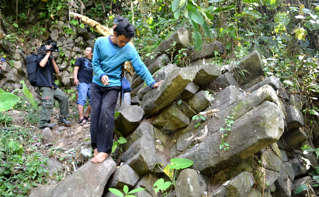 Struktur bebatuan di situs purbakala Gunung Padang yang serupa dengan punden berundak (foto: Ridlo S Balasie/purwokertokita.com)