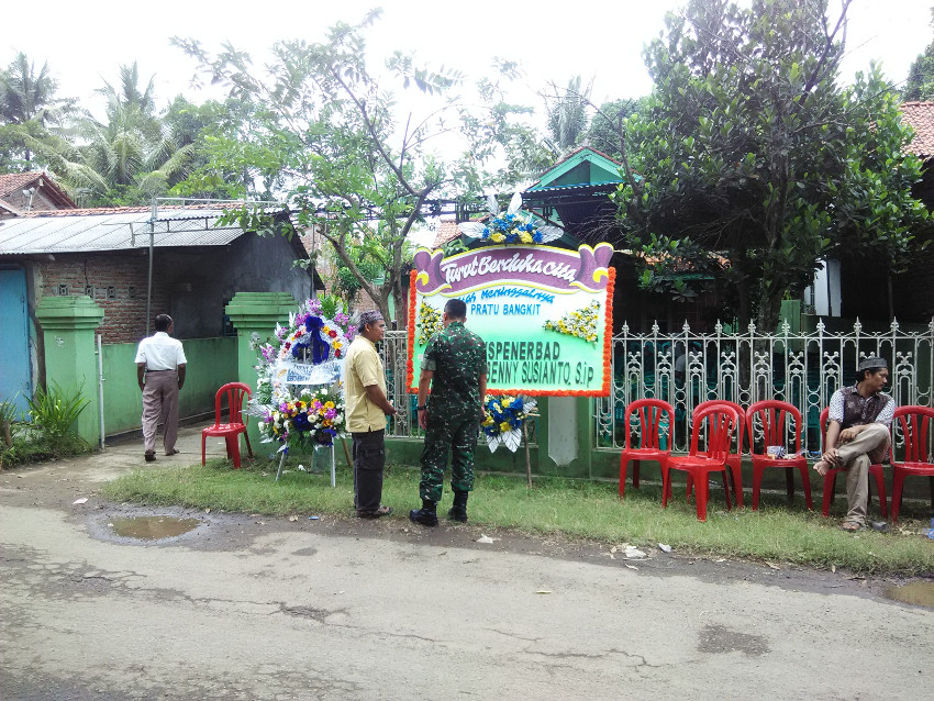 Suasana rumah duka di Desa Dondong Kecamatan Kesugihan Cilacap Jawa Tengah terlihat lengang, setelah dipastikan jenazah Pratu Bangkit Dirgawan dimakamkan di Taman Makam Pahlawan Kalibata, Jakarta. (Uwin Chandra/Purwokertokita.com)