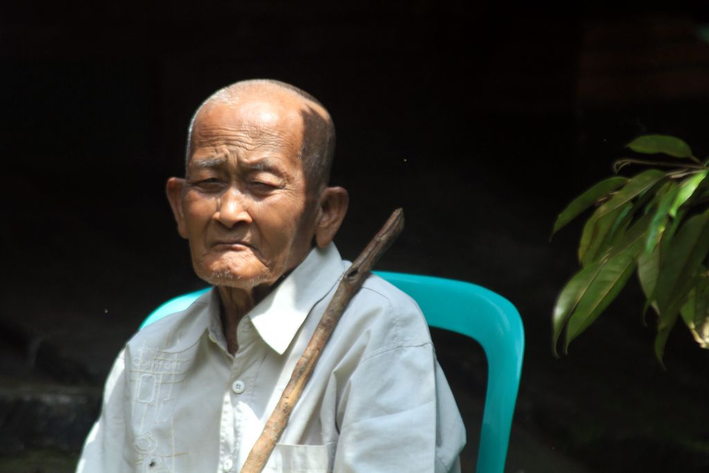 Mbah Darsono, 80 tahun, korban bencana longsor 18 Juni 2016 Dusun Plandi Watuagung Tambak hingga saat ini masih tinggal di pengungsian. Rencana relokasi masih sebatas janji kosong. (Aris Andrianto/Purwokertokita.com)