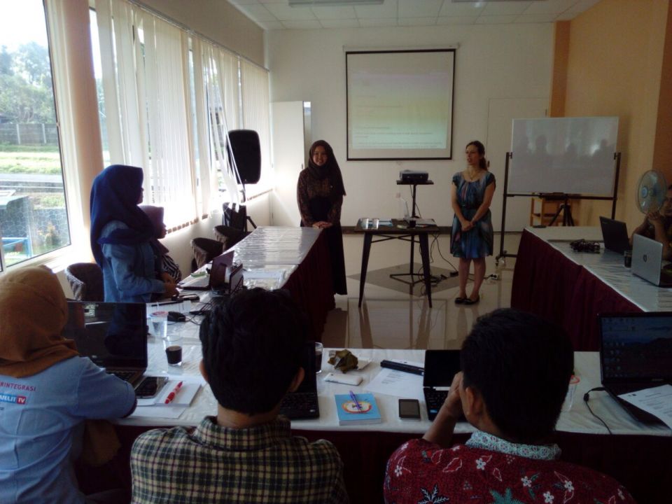 Sabine Torres CEO Media Selatan sedang memberikan pengetahuannya tentang konten media online lokal di Hotel Grand Kanaya Baturraden Purwokerto. (Purwokertokita.com)