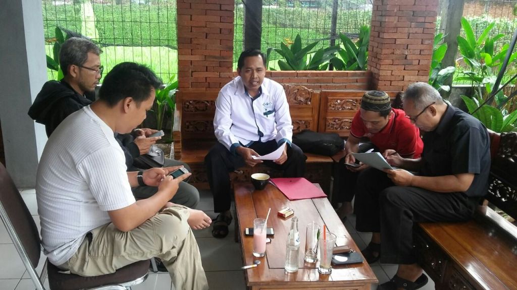 Ketua LazisNU Banyumas, Dr Ridwan (tiga dari kanan) saat merilis data distribusi kurban di D'Saung Purwokerto, Sabtu (10/9) kemarin.  (istimewa/Purwokertokita.com)