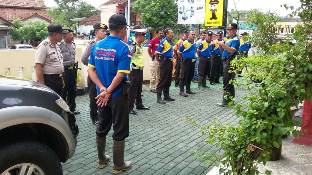 Kapolsek Karangpucung, Iptu Moro Priyadi SH memberi pengarahan pada anggota sebelum melakukan bakti sosial, terjun ke masyarakat. (istimewa/Purwokertokita.com)