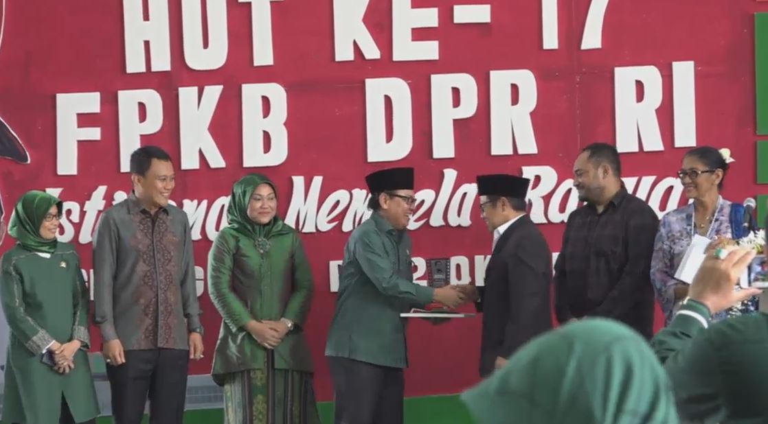 Ketua umum PKB Muhaimin Iskandar memberikan penghargaan AMI Award Movie kepada perwakilan anggota DPR daerah pemilihan Purbalingga, Rabu (12/10). (Sumber: CLC Purbalingga)