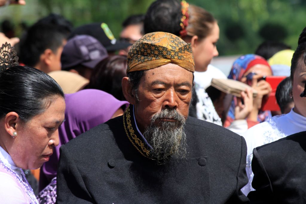 Sejumlah tujuh anak berambut gimbal di Dataran Tinggi Dieng menjalani ruwatan pemotongan rambut gimbal di pelataran Candi Arjuna, Minggu (30/6). Mbah Naryono (alm) setiap tahun memimpin ritual rambut gimbal itu. (Aris Andrianto/Purwokertokita.com)