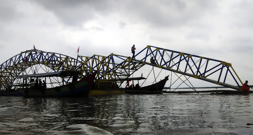 Detik-Detik Penarikan Jembatan Apung Pertama di Indonesia