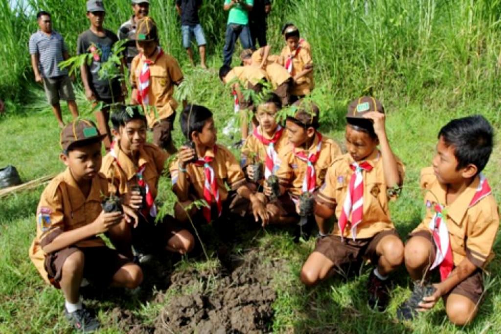 Pramuka tanam pohon-(foto: Pemkab Gianyar)