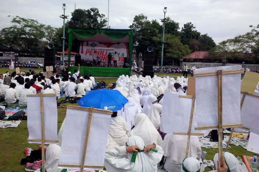 Aksi penggalangan dana Siswa Al Irsyad Purwokerto di Alun-alun Purwokerto. (Foto: Purwokertokita.com/Ridlo)