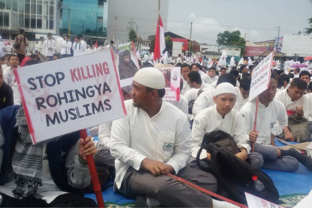 Siswa sekolah di Purwokerto melakukan aksi menolak kekerasan yang terjadi di Rohingya. (Foto: Istimewa/purwokertokita.com)