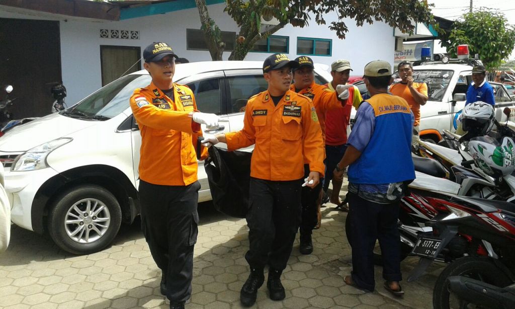 Jenazah M Yusuf tiba di Puskesmas Binangun. Sebelumnya, korban lain atas nama Bayu Nugraha juga ditemukan tewas. Kedua bocah ini hilang tenggelam di Pantai Widarapayung, CIlacap (Purwokertokita.com/Basarnas Cilacap)