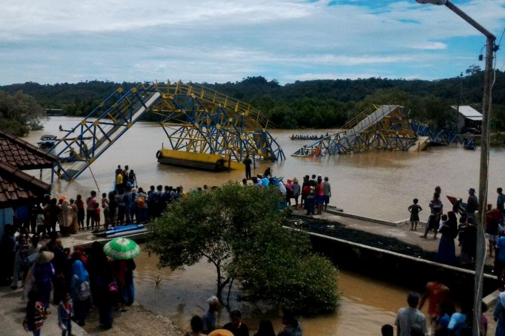 Jembatan apung kampung laut ambruk (kustoro untuk Purwokertokita.com)