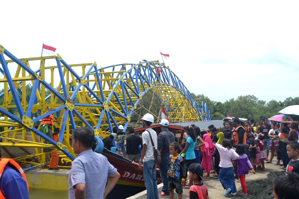 Jembatan apung pertama Indonesia di Kampung Laut, Cilacap ambruk, Kamis lalu. Saat ini jembatan tengah dievakuasi (Purwokertokita.com/Ridlo)