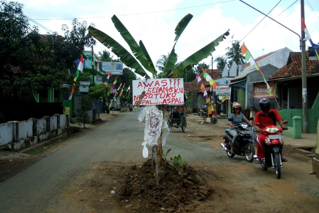 Jalan ditanami pisang sebagai bentuk protes warga atas rusaknya jalan. (Foto: Purwokertokita.com)