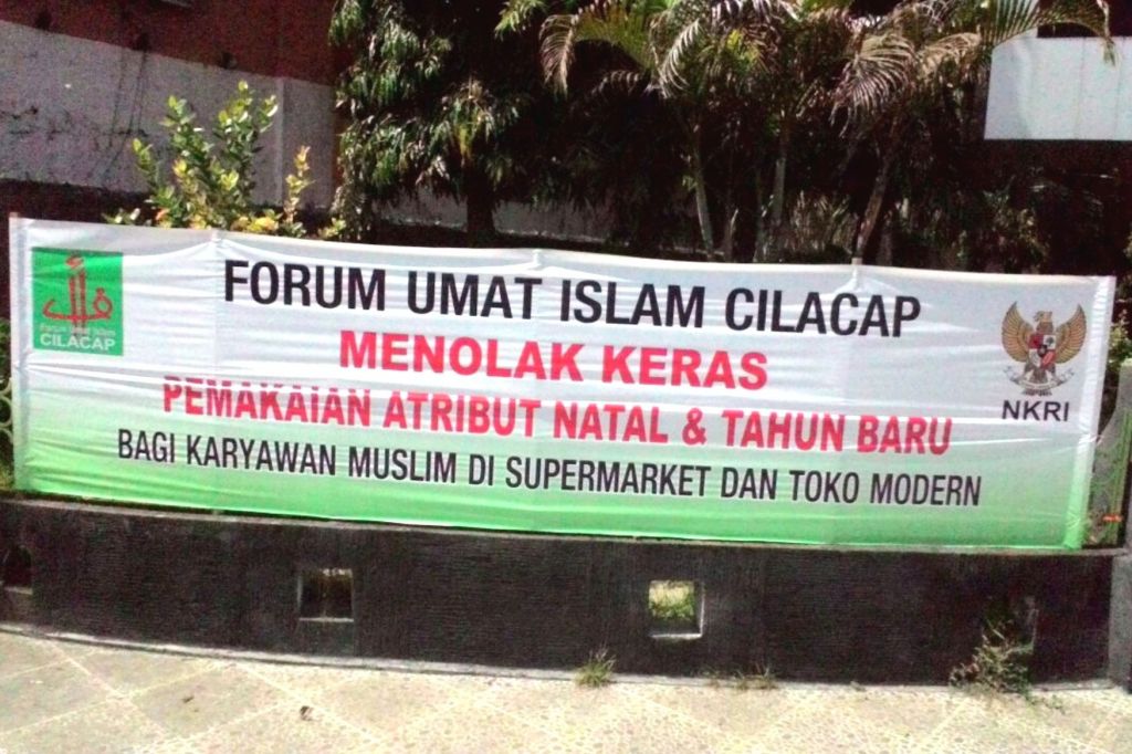 Spanduk penolakaan pemakaian atribut natal oleh karyawan muslim yang mengatasnamakan FUI. (Foto: Purwokertokita.com/FKUB Cilacap)