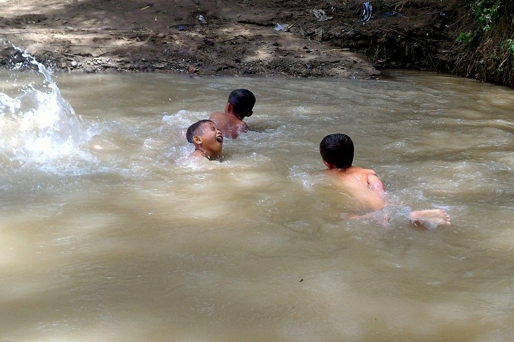 Anak-anak tetap bermain walau air keruh bercampur lumpur (Purwokertokita.com/Rid)