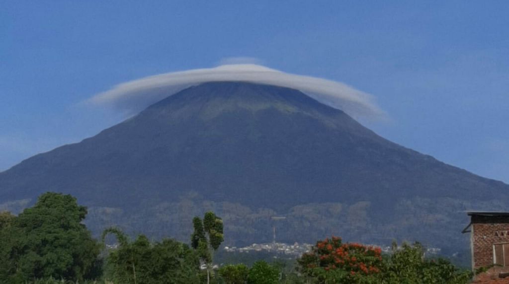 Awan topi menyelimuti gunung Sindoro (IST)