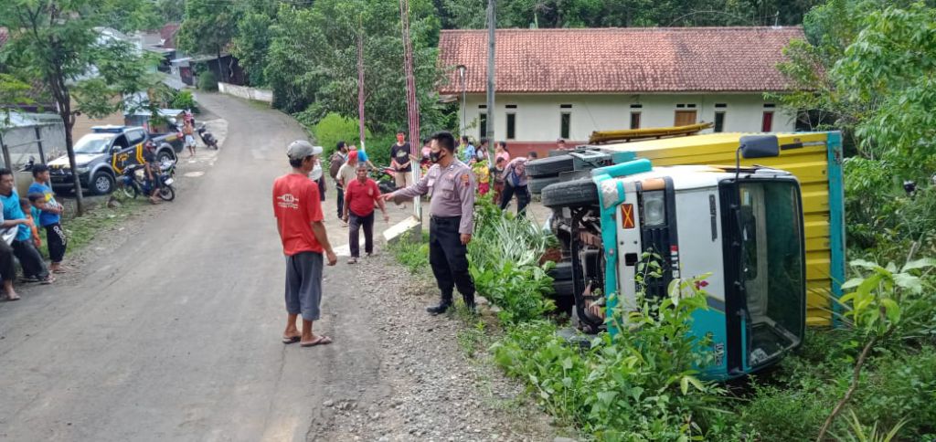 Anggota Polsek Pengadegan meminta keterangan warga ihwal truk boks yang terguling di Desa/Kecamatan Pengadegan Purbalingga, Rabu (21/10/2020). 