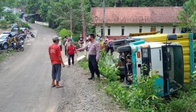 Anggota Polsek Pengadegan meminta keterangan warga ihwal truk boks yang terguling di Desa/Kecamatan Pengadegan Purbalingga, Rabu (21/10/2020).