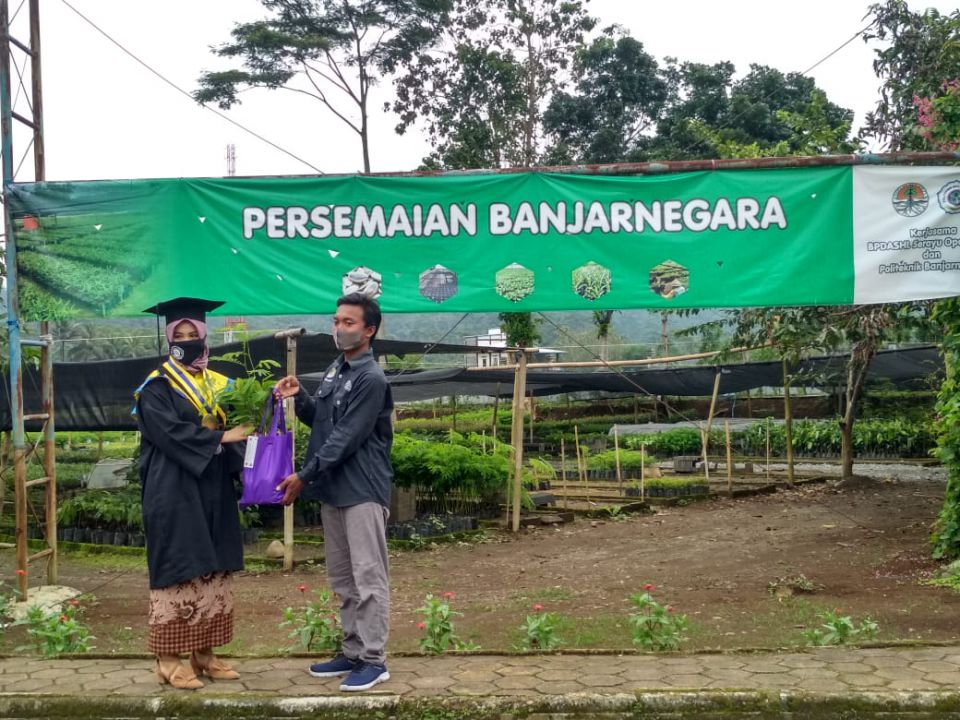 pemberian kenang-kenangan bibit kepada wisudawan Politeknik Banjarnegara (IST)