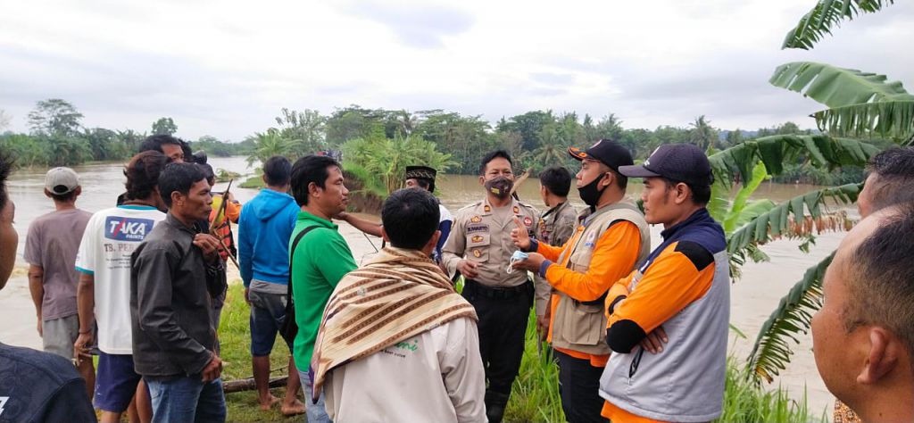 kondisi tanggul sungai Telomoyo desa Madurejo, Puring Kebumen yang jebol