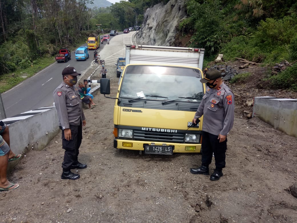 Truk masuk ke jalur penyelamat d Bayeman Purbalingga