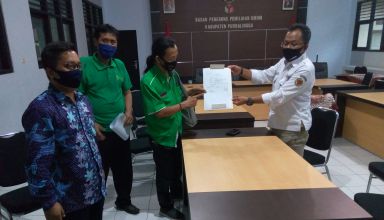 Tim Hukum Pasangan Calon (Paslon) Bupati Purbalingga Oji-Zaini melaporkan Kepala Desa (Kades) Karangcegak, Kecamatan Kutasari ke Bawaslu Kabupaten Purbalingga, Rabu (14/10/2020).