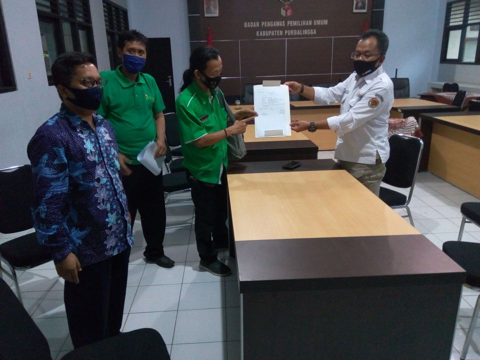 Tim Hukum Pasangan Calon (Paslon) Bupati Purbalingga Oji-Zaini melaporkan Kepala Desa (Kades) Karangcegak, Kecamatan Kutasari ke Bawaslu Kabupaten Purbalingga, Rabu (14/10/2020).