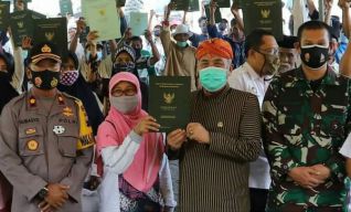 Pembagian serifikat tanah di Desa Brecong Kecamatan Buluspesantren Kebumen
