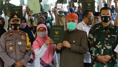 Pembagian serifikat tanah di Desa Brecong Kecamatan Buluspesantren Kebumen