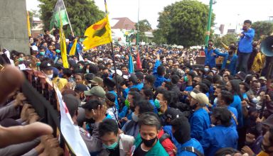 Gabungan organisasi mahasiswa intra dan ekstra kampus se-Banyumas yang menamakandiri Aliansi SEMARAK menggelar aksi unjuk rasa di halaman kantor DPRD Kabupaten Banyumas, Rabu (7/10/2020).