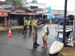 Petugas tim gabungan Satpol PP dan TNI-Polri serta Satgas COVID-19 Kecamatan Watumalang memakaikan masker ke seorang anak pada operasi penegakan protokol kesehatan (Prokes) di kawasan Pasar Desa Gondang pada Senin (5/10/2020)
