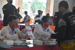 KPU Kabupaten Kebumen menyelenggarakan bimbingan teknis (bimtek) pemungutan dan penghitungan suara kepada jajaran Panitia Pemilihan Kecamatan (PPK) se-Kabupaten Kebumen di RM Yunani, Sruweng, Rabu (28/10).