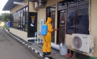 Penyemprotan disinfektan di Mapolres Kebumen