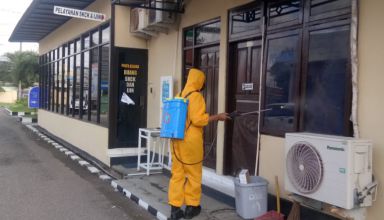 Penyemprotan disinfektan di Mapolres Kebumen