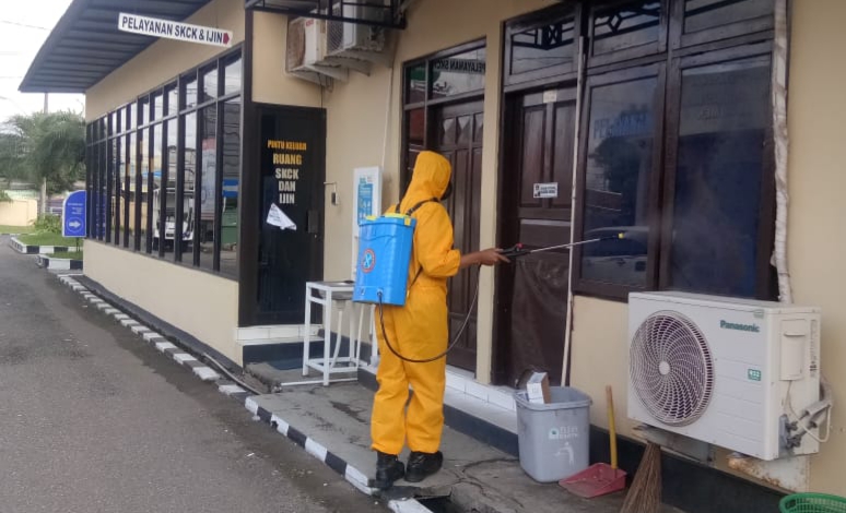 Penyemprotan disinfektan di Mapolres Kebumen