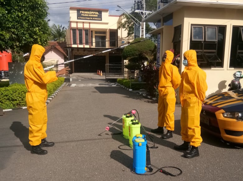 Personel Dalmas Polres Kebumen bersiap menyemprot berbagai sudut kantor Polres dengan cairan disinfektan, Sabtu (7/11/2020).