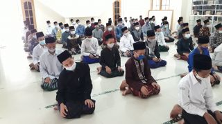 Santri El Bayan beribadah dengan protokol kesehatan
