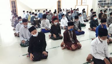 Santri El Bayan beribadah dengan protokol kesehatan