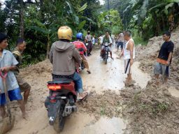 Tebing longsor di Desa Bantarbarang, Kecamatan Rembang, Kabupaten Purbalingga menutup jalan penghubung antardusun, Minggu dinihari (8/11/2020)/Foto: Istimewa