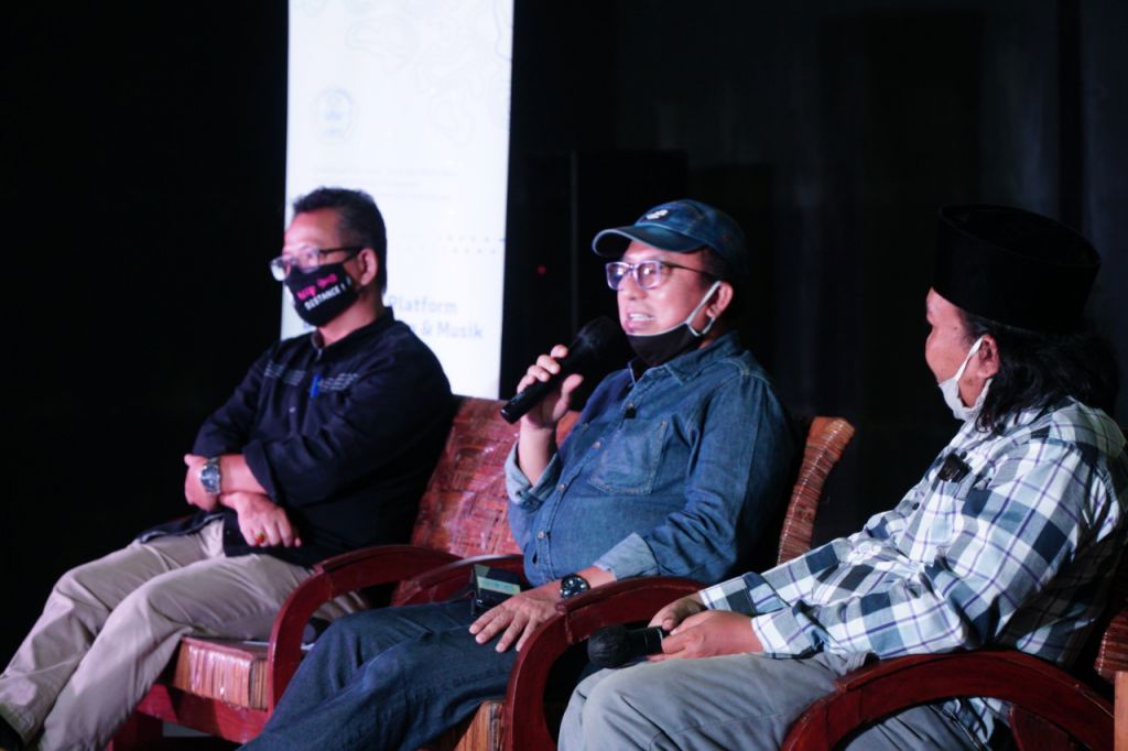 diskusi "Membangun Platform Kerjasama, Interkoneksi dan Distribusi Film" di Bioskop Misbar Purbalingga, Usman Janatin City Park, Jumat (20/11) malam.