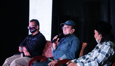 diskusi "Membangun Platform Kerjasama, Interkoneksi dan Distribusi Film" di Bioskop Misbar Purbalingga, Usman Janatin City Park, Jumat (20/11) malam.