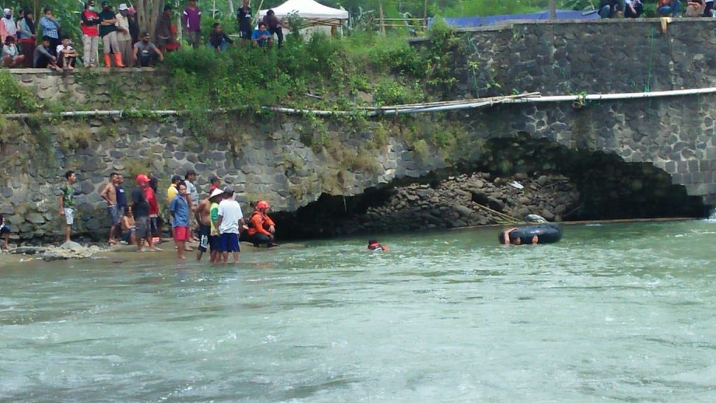 proses evakuasi korban hanyut diSungai Tambra Purbalingga