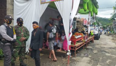 Aparat TNI-Polri Kecamatan Karangjambu membubarkan pementasan ebeg balias kuda lumping karena tak mengindahkan protokol kesehatan Covid-19, Sabtu (19/12/2020).