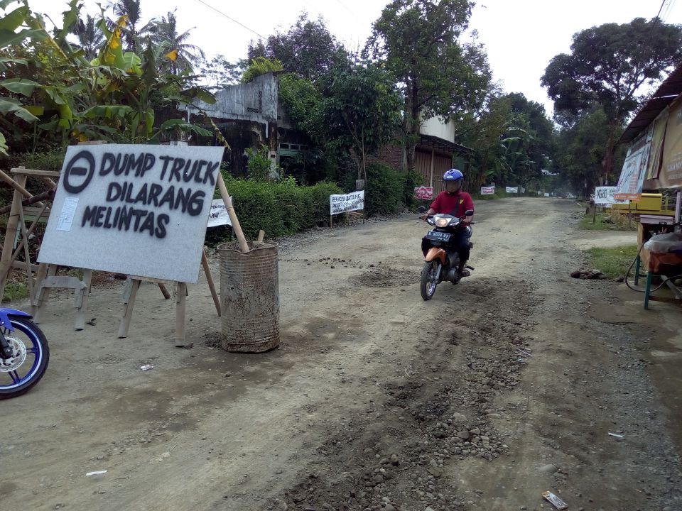 Warga Desa Kemangkon Kabupaten Purbalingga sekali lagi meluapkan emosi akibat jalan rusak yang tak kunjung diperbaiki. Untuk kali kedua, warga menutup akses Jalan Raya Desa Kemangkon agar truk-truk pengangkut pasir tak bisa melintas, Minggu (20/12/2020).